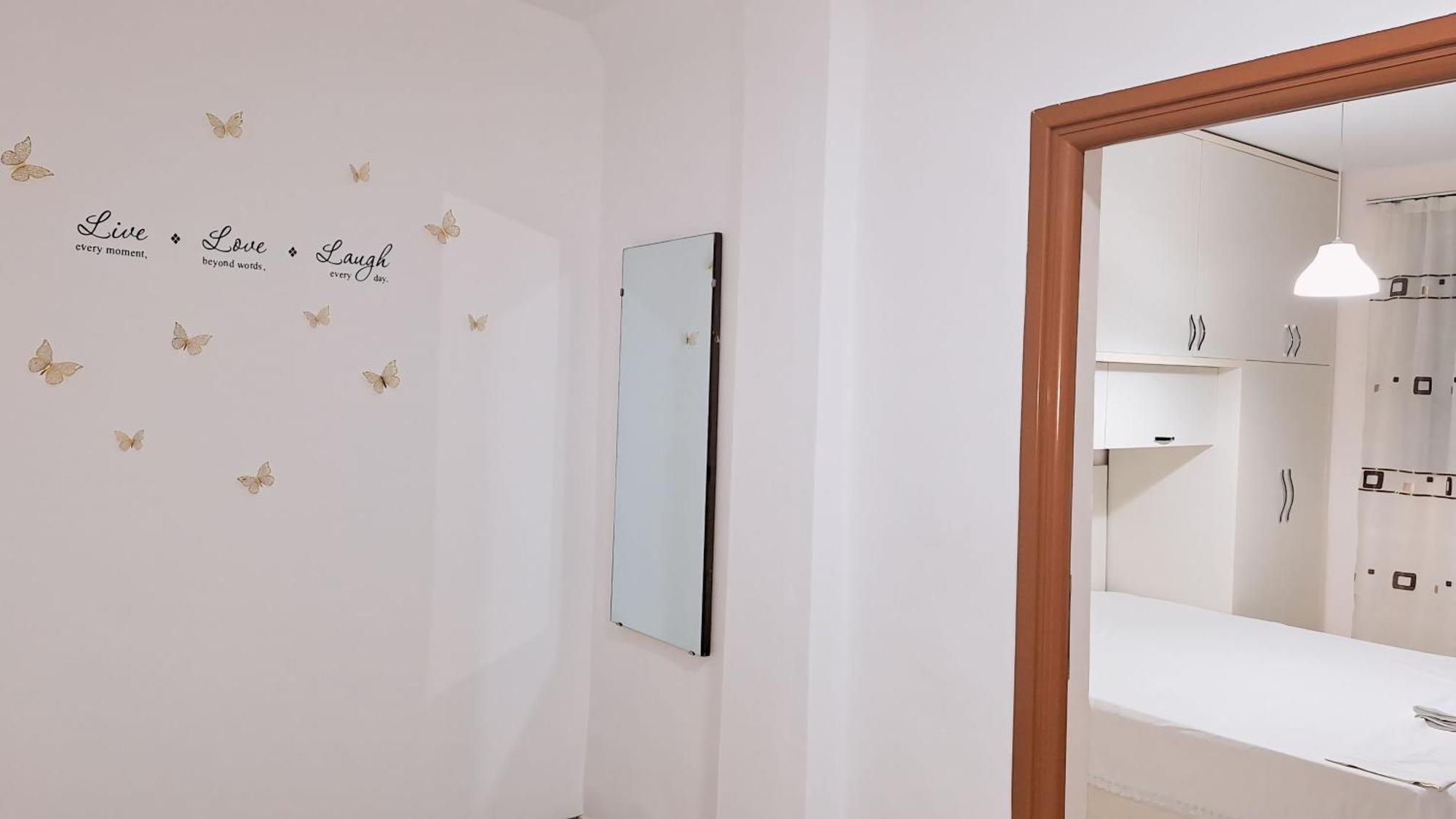 Promenade Apartment In City Centre Berat Exterior photo