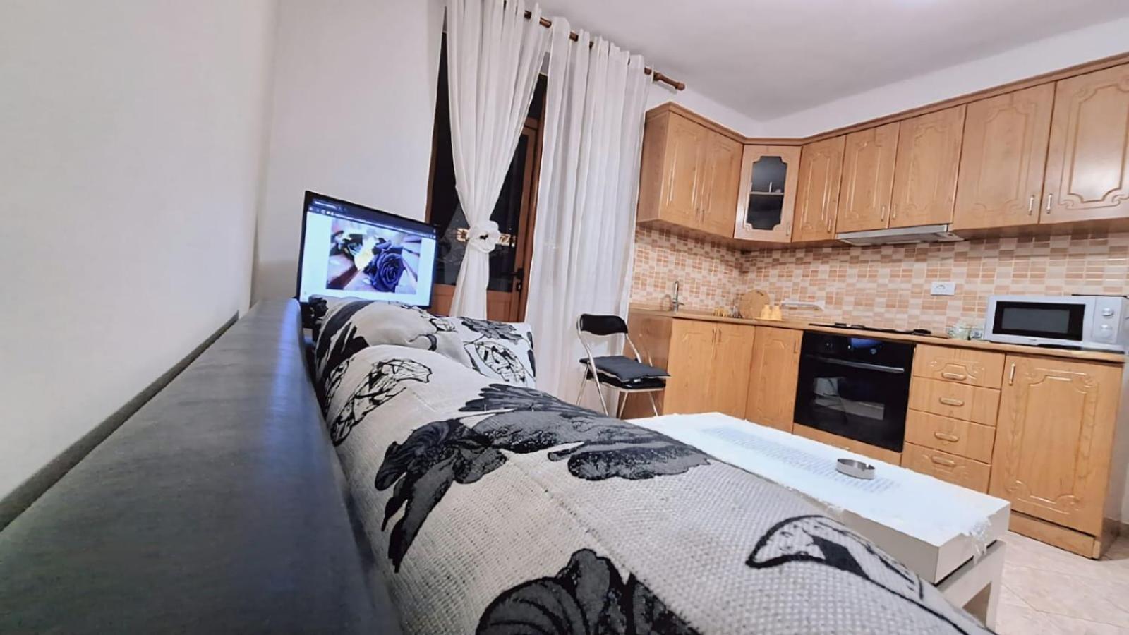 Promenade Apartment In City Centre Berat Exterior photo