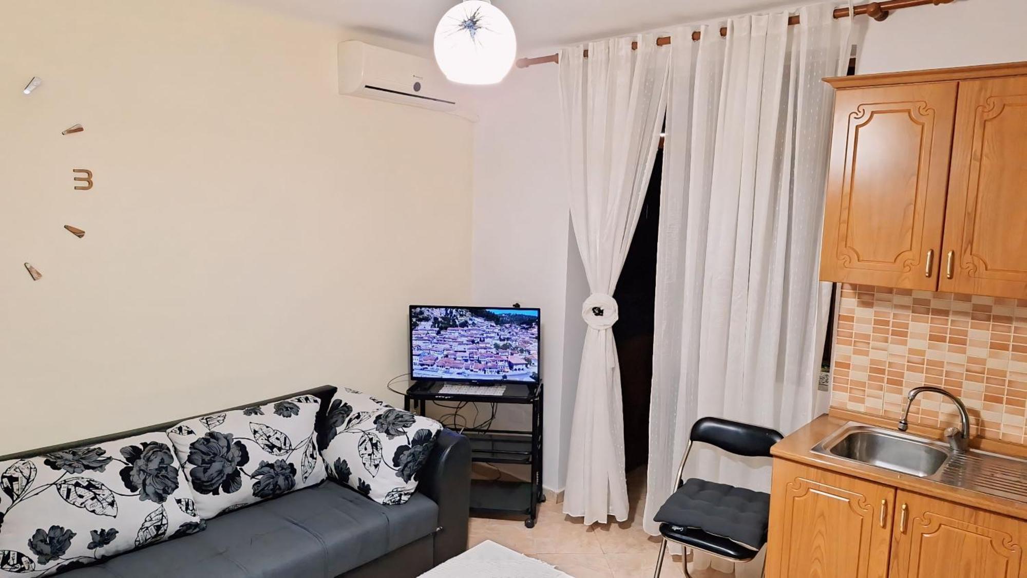 Promenade Apartment In City Centre Berat Exterior photo